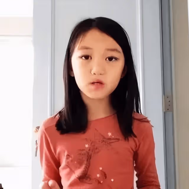海哈金喜帶女兒散步,孩子五官長得太像姐姐李嫣
