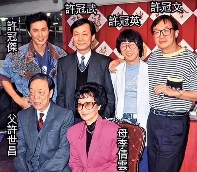 許冠英76歲冥壽，知名導演發文悼念，許冠文上月罕見公開回憶弟弟