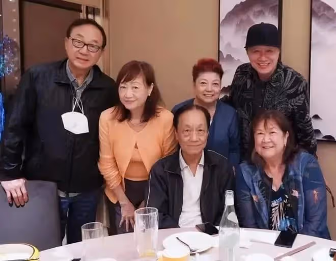 許冠英76歲冥壽,知名導演發文悼念,許冠文上月罕見公開回憶弟弟