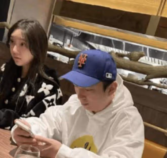 王思聰女友高調秀恩愛!自嘲沒文化戀愛長見識,七夕禮物盡顯奢侈
