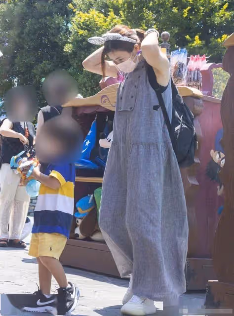 福原愛帶娃游迪士尼,烈日下緊抱兒子提滿禮物,帶娃回愛巢惹爭議