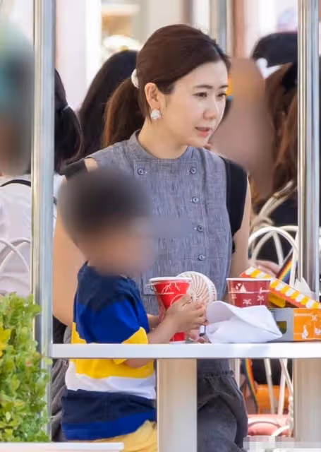 福原愛帶娃游迪士尼,烈日下緊抱兒子提滿禮物,帶娃回愛巢惹爭議