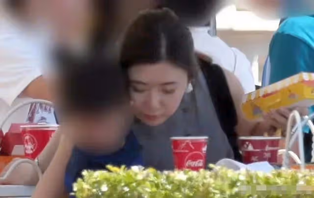福原愛帶娃游迪士尼,烈日下緊抱兒子提滿禮物,帶娃回愛巢惹爭議