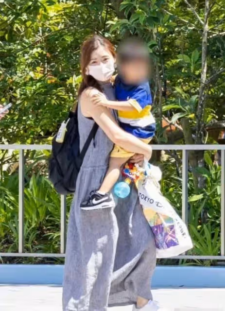 福原愛帶娃游迪士尼,烈日下緊抱兒子提滿禮物,帶娃回愛巢惹爭議