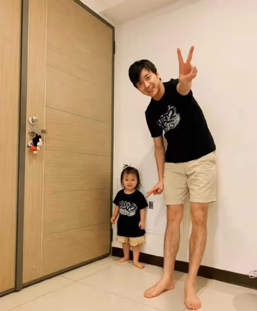 福原愛帶娃游迪士尼,烈日下緊抱兒子提滿禮物,帶娃回愛巢惹爭議