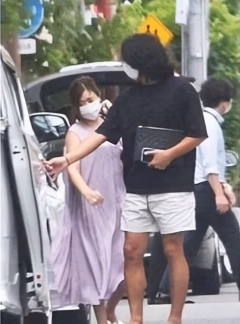 福原愛帶娃游迪士尼,烈日下緊抱兒子提滿禮物,帶娃回愛巢惹爭議