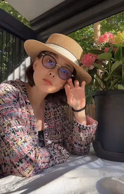牛莉懶理整容風波甜蜜慶七夕!穿百元衣白得發光,富豪老公罕露面