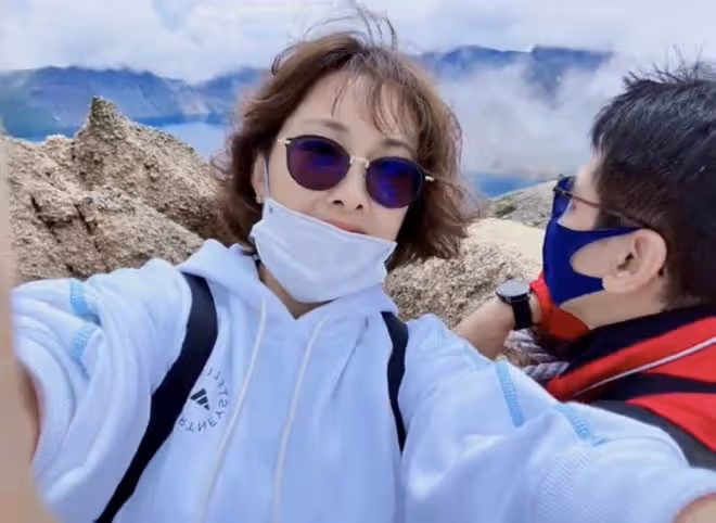 牛莉懶理整容風波甜蜜慶七夕!穿百元衣白得發光,富豪老公罕露面