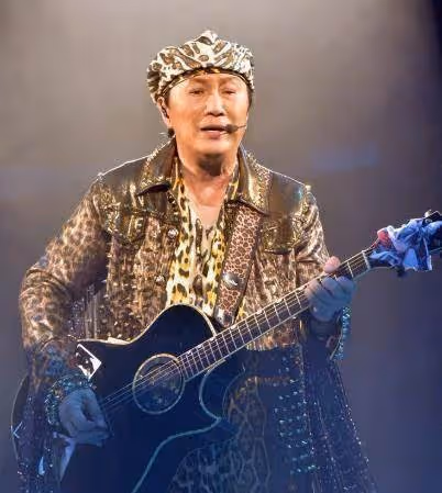 許冠傑:和混血女相戀54年,成譚詠麟的唯一偶像,如今喜當爺和奶