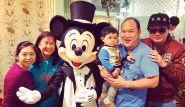 許冠傑:和混血女相戀54年,成譚詠麟的唯一偶像,如今喜當爺和奶