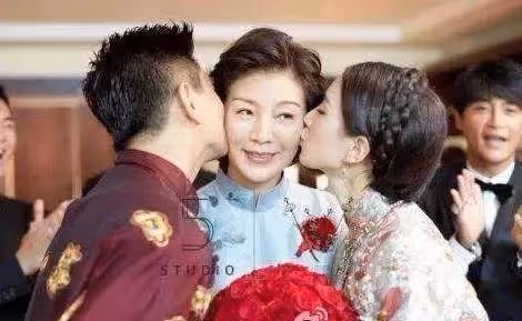 比吳奇隆大2歲的丈母娘有多美?看到照片後,網友:沒辦法叫媽媽