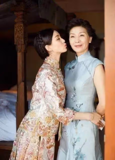 比吳奇隆大2歲的丈母娘有多美?看到照片後,網友:沒辦法叫媽媽