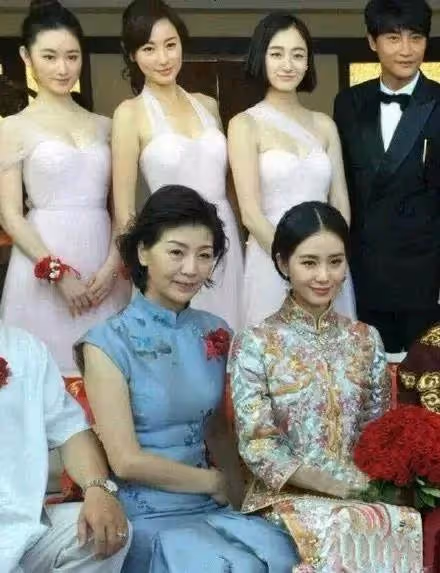 比吳奇隆大2歲的丈母娘有多美?看到照片後,網友:沒辦法叫媽媽