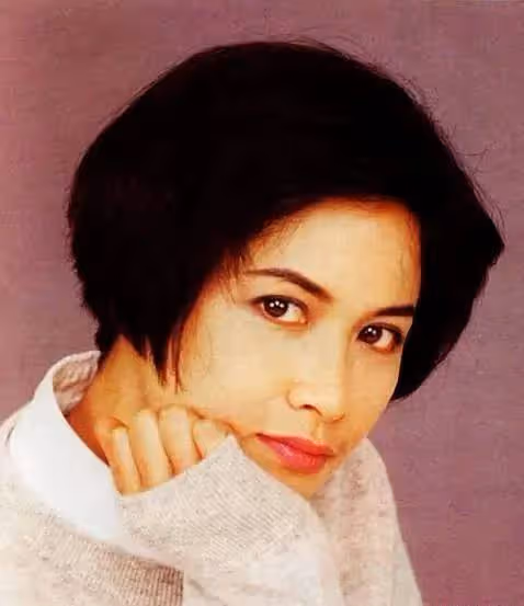57歲邵美琪近照曝光,為方便照顧母親,與小9歲男友分手後單身至今,網友:氣質依舊