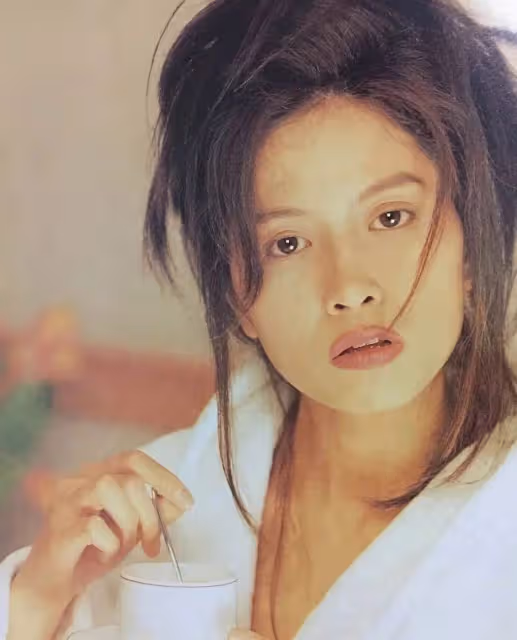57歲邵美琪近照曝光,為方便照顧母親,與小9歲男友分手後單身至今,網友:氣質依舊