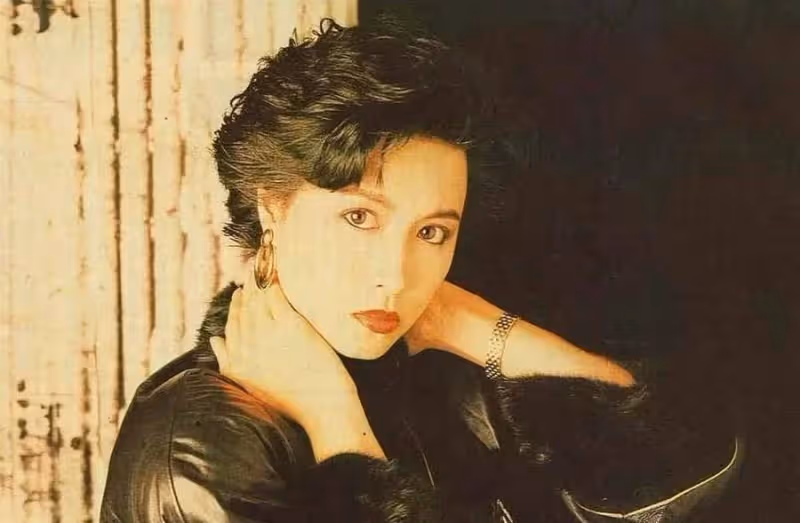 57歲邵美琪近照曝光,為方便照顧母親,與小9歲男友分手後單身至今,網友:氣質依舊