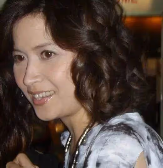 57歲邵美琪近照曝光,為方便照顧母親,與小9歲男友分手後單身至今,網友:氣質依舊
