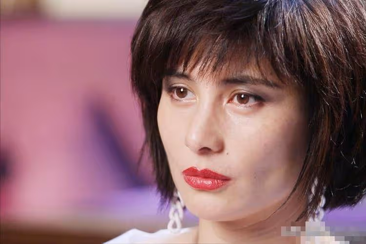 賭王女兒何超儀:母親去世後首次高調現身,戴3隻大金鐲走紅毯