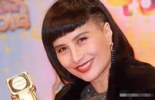 賭王女兒何超儀:母親去世後首次高調現身,戴3隻大金鐲走紅毯