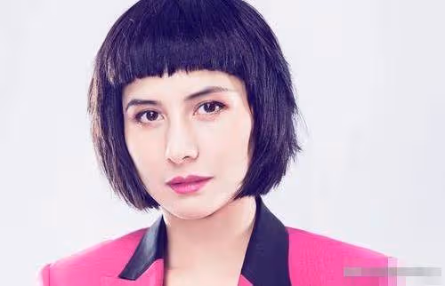 賭王女兒何超儀:母親去世後首次高調現身,戴3隻大金鐲走紅毯