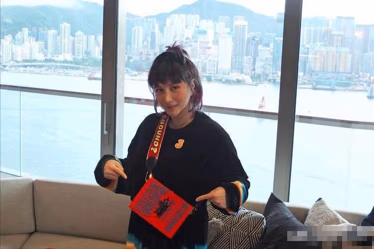 賭王女兒何超儀:母親去世後首次高調現身,戴3隻大金鐲走紅毯