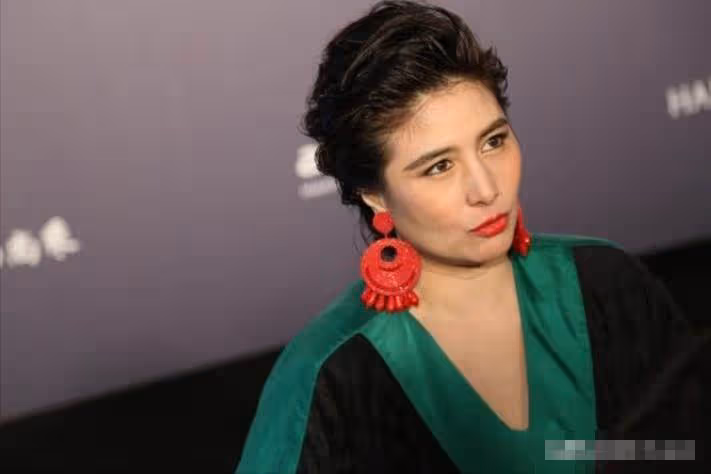賭王女兒何超儀:母親去世後首次高調現身,戴3隻大金鐲走紅毯