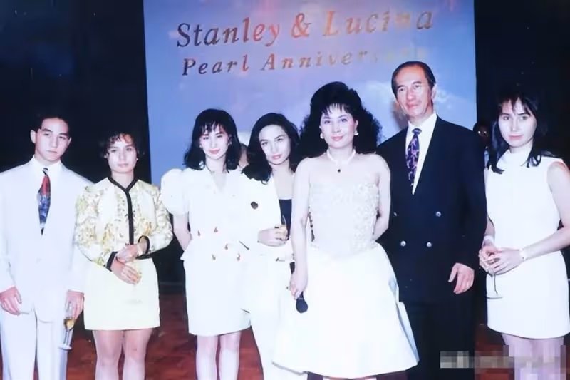 賭王女兒何超儀:母親去世後首次高調現身,戴3隻大金鐲走紅毯