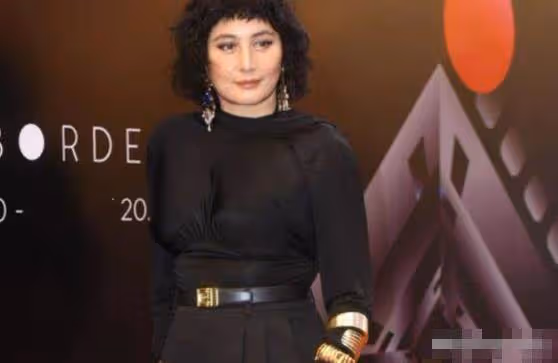 賭王女兒何超儀：母親去世後首次高調現身，戴3隻大金鐲走紅毯