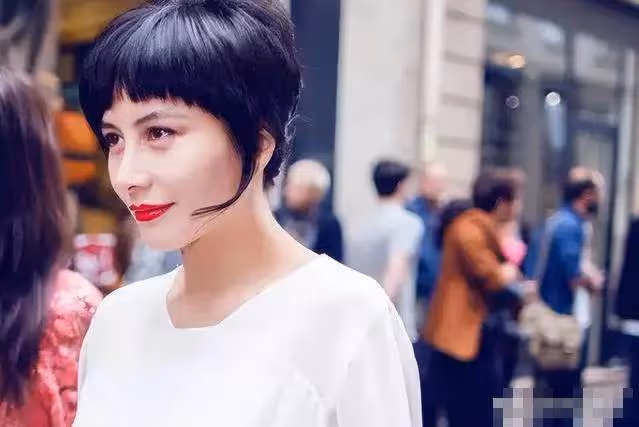 賭王女兒何超儀：母親去世後首次高調現身，戴3隻大金鐲走紅毯