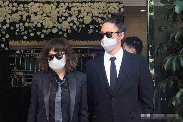 賭王女兒何超儀：母親去世後首次高調現身，戴3隻大金鐲走紅毯