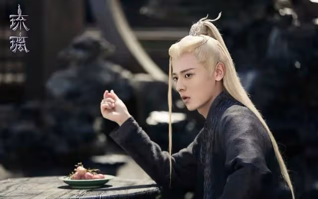 28歲男星戀情曝光!與美女深夜散步同回酒店,多次被拍女主為一人