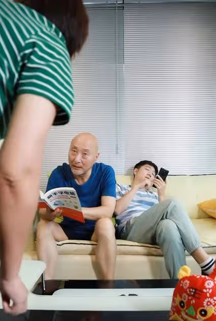 陳佩斯與老婆罕見同框，女方身形消瘦模樣幹練，住豪宅里生活愜意
