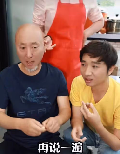 陳佩斯與老婆罕見同框，女方身形消瘦模樣幹練，住豪宅里生活愜意
