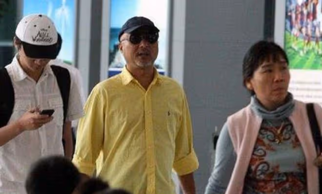 陳佩斯與老婆罕見同框，女方身形消瘦模樣幹練，住豪宅里生活愜意