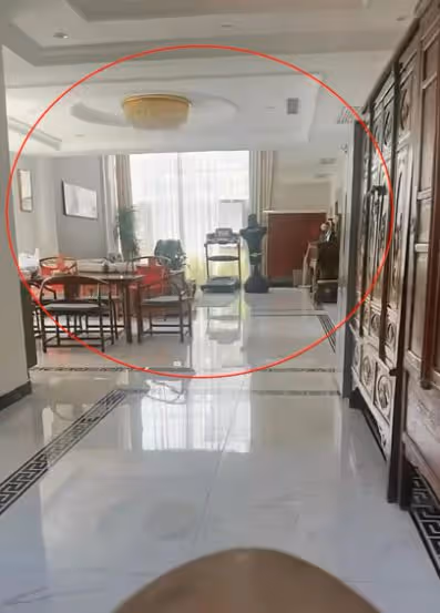陳佩斯與老婆罕見同框,女方身形消瘦模樣幹練,住豪宅里生活愜意