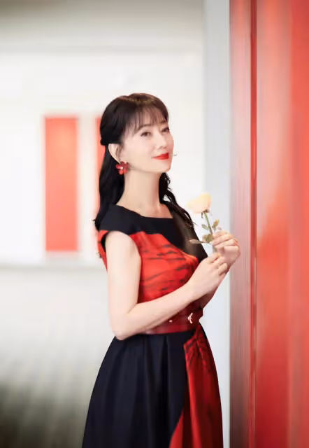 68歲趙雅芝慶七夕,腳踩恨天高凹造型優雅迷人,手拿玫瑰表情陶醉