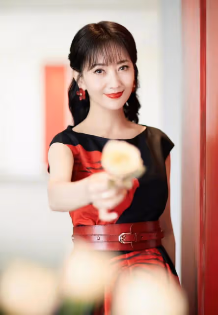 68歲趙雅芝慶七夕,腳踩恨天高凹造型優雅迷人,手拿玫瑰表情陶醉