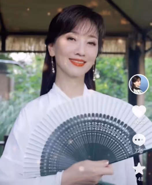 68歲趙雅芝慶七夕,腳踩恨天高凹造型優雅迷人,手拿玫瑰表情陶醉