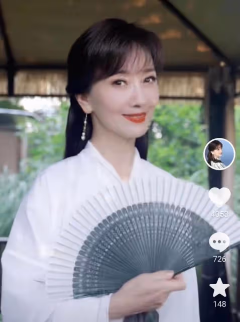 68歲趙雅芝慶七夕,腳踩恨天高凹造型優雅迷人,手拿玫瑰表情陶醉