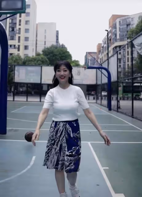 68歲趙雅芝慶七夕,腳踩恨天高凹造型優雅迷人,手拿玫瑰表情陶醉