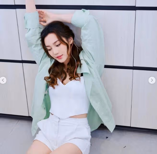 27歲女星官宣戀情!與男友穿情侶裝甜蜜般配,情路坎坷終遇對的人