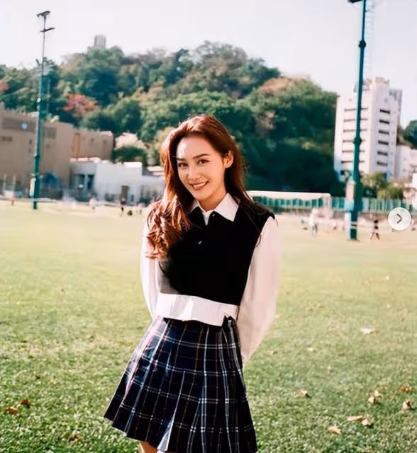 27歲女星官宣戀情!與男友穿情侶裝甜蜜般配,情路坎坷終遇對的人