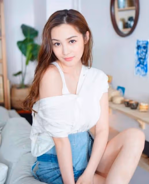 27歲女星官宣戀情!與男友穿情侶裝甜蜜般配,情路坎坷終遇對的人