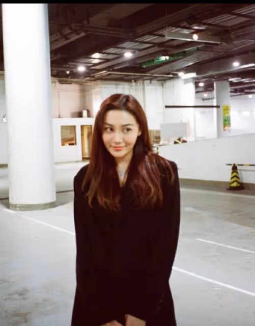 27歲女星官宣戀情!與男友穿情侶裝甜蜜般配,情路坎坷終遇對的人