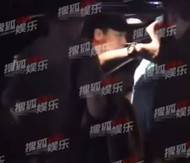 於曉光秋瓷炫共度七夕,十指相扣緊密依偎,同框被嘲尷尬無幸福感