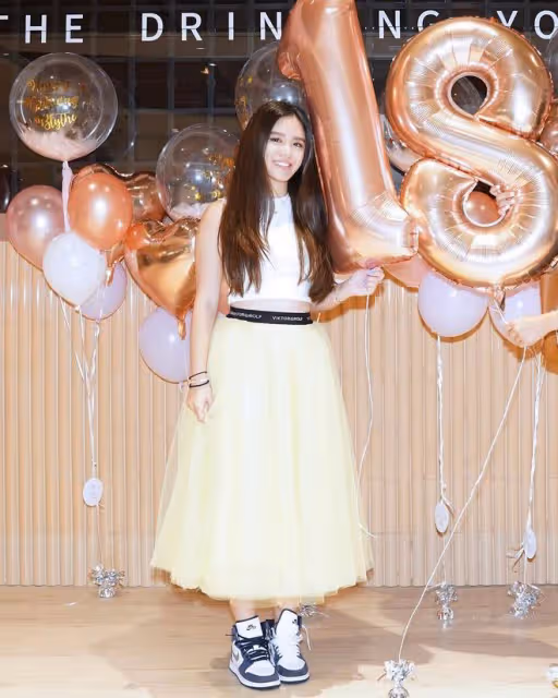 鍾鎮濤為女兒慶祝生日,18歲愛女外形出眾,已被3所世界名校錄取