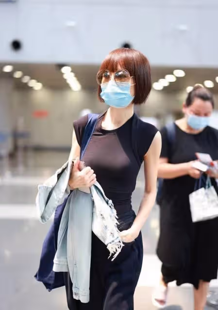 魯豫現身機場盡顯老態 腋下皮膚勒出多層褶皺