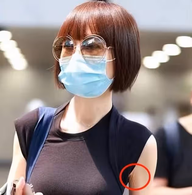魯豫現身機場盡顯老態 腋下皮膚勒出多層褶皺