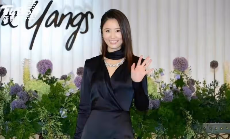 林心如太美了!不輸楊佑寧新娘,一身黑看似低調,卻高調拎98萬包包,網友:霍建華好福氣