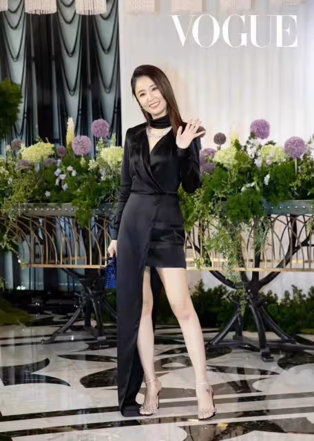 林心如太美了!不輸楊佑寧新娘,一身黑看似低調,卻高調拎98萬包包,網友:霍建華好福氣
